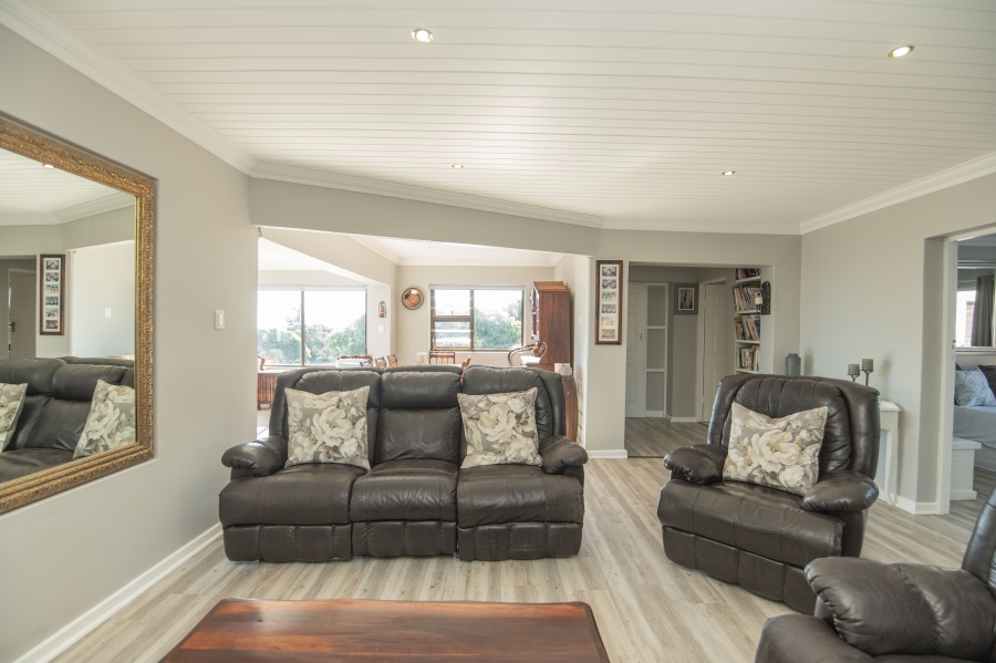 4 Bedroom Property for Sale in Clarendon Marine Eastern Cape